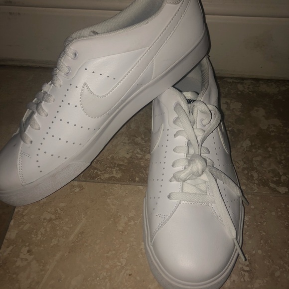 White nike in perfect condition - Picture 2 of 3